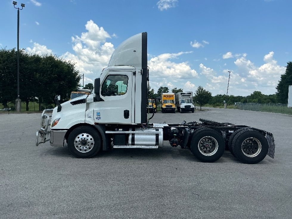Day Cab Tractor-Heavy Duty Tractors-Freightliner-2021-T11662ST-Lexington-KY-400,610\n\t\tmiles-$ 50,500 - Image 4