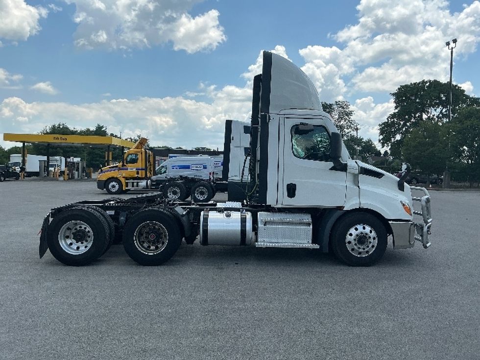 Day Cab Tractor-Heavy Duty Tractors-Freightliner-2021-T11662ST-Lexington-KY-400,610\n\t\tmiles-$ 50,500 - Image 8