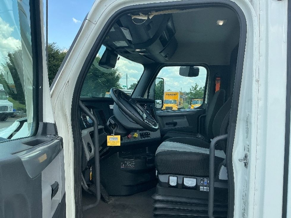 Day Cab Tractor-Heavy Duty Tractors-Freightliner-2021-T11662ST-Lexington-KY-400,610\n\t\tmiles-$ 50,500 - Image 9