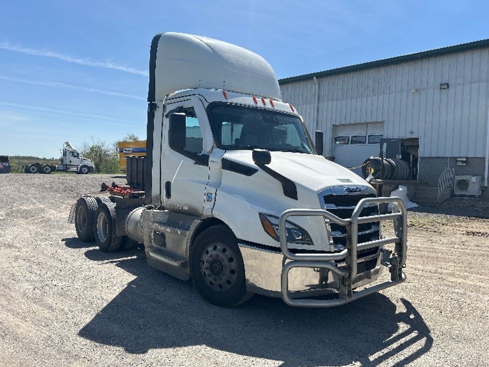 Day Cab Tractor-Heavy Duty Tractors-Freightliner-2021-T11664ST-Akron-OH-457,164\n\t\tmiles-$ 54,250 - Image 1