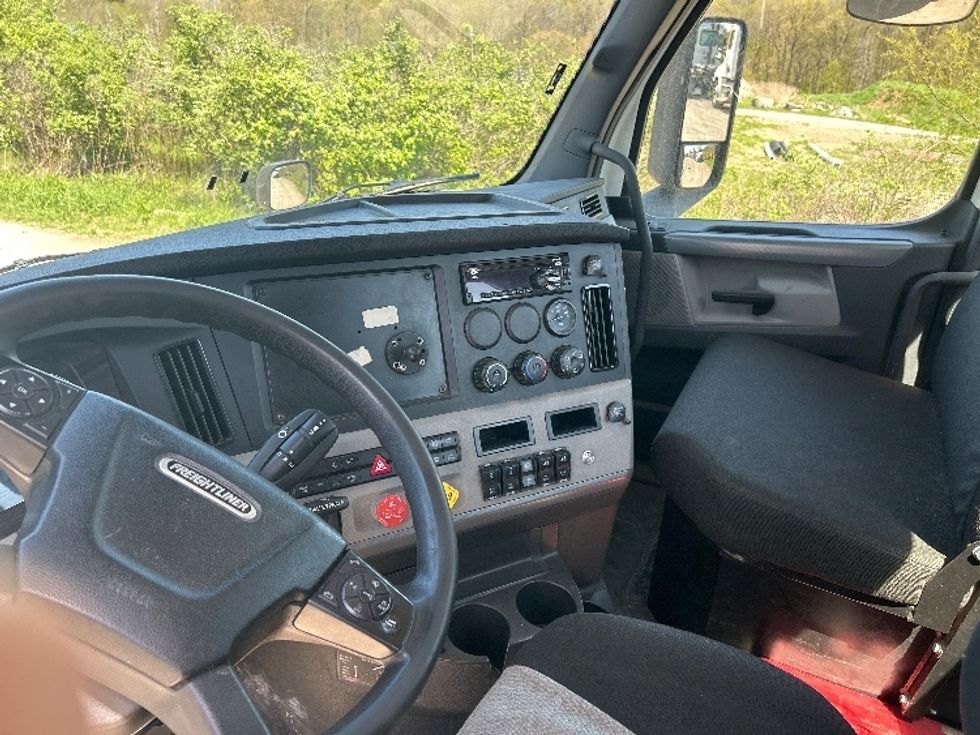 Day Cab Tractor-Heavy Duty Tractors-Freightliner-2021-T11664ST-Akron-OH-457,164\n\t\tmiles-$ 54,250 - Image 10