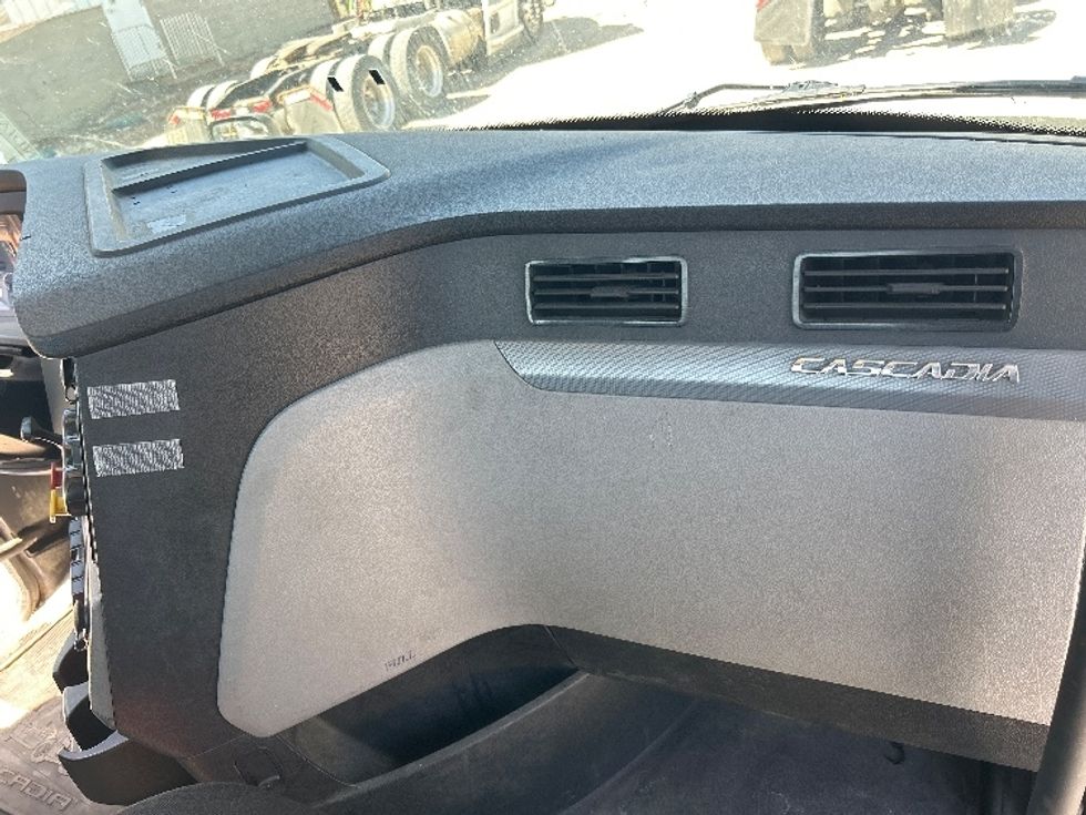 Day Cab Tractor-Heavy Duty Tractors-Freightliner-2021-T11664ST-Akron-OH-457,164\n\t\tmiles-$ 54,250 - Image 13