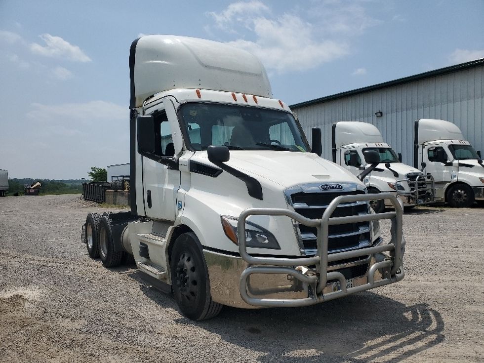 Day Cab Tractor-Heavy Duty Tractors-Freightliner-2021-T11664ST-Akron-OH-487,121\n\t\tmiles-$ 51,250 - Image 1