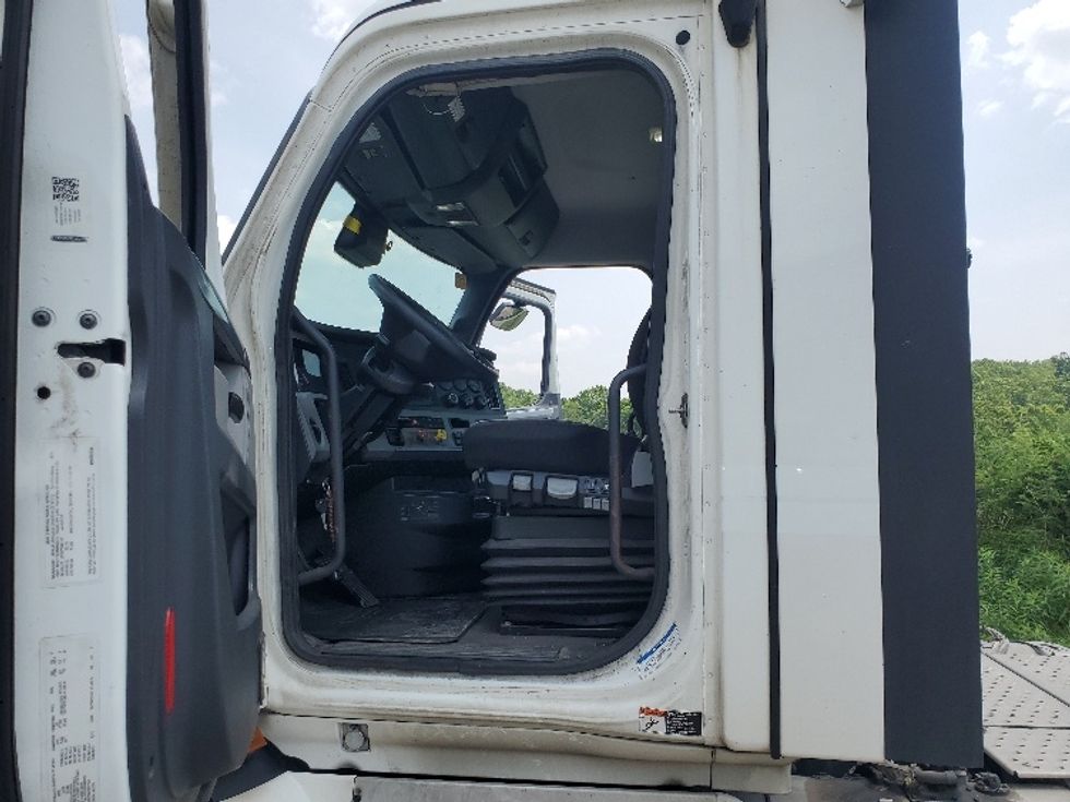 Day Cab Tractor-Heavy Duty Tractors-Freightliner-2021-T11664ST-Akron-OH-487,121\n\t\tmiles-$ 51,250 - Image 9