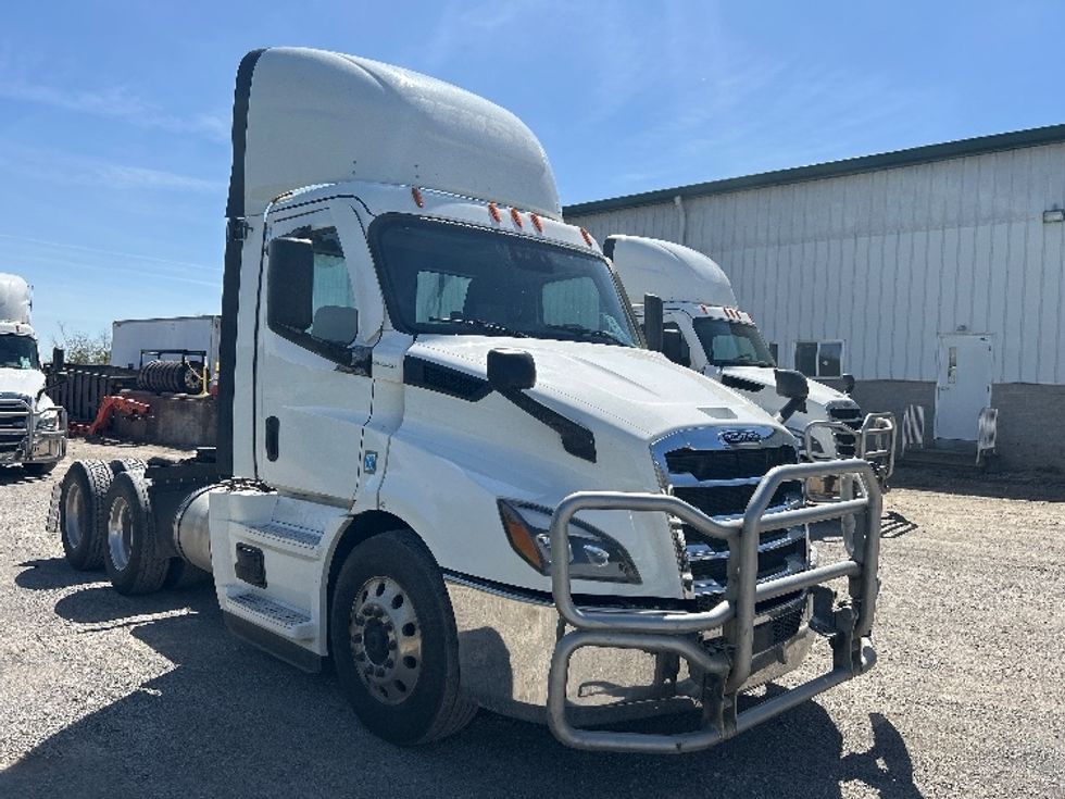 Day Cab Tractor-Heavy Duty Tractors-Freightliner-2021-T11664ST-Akron-OH-511,732\n\t\tmiles-$ 48,750 - Image 1