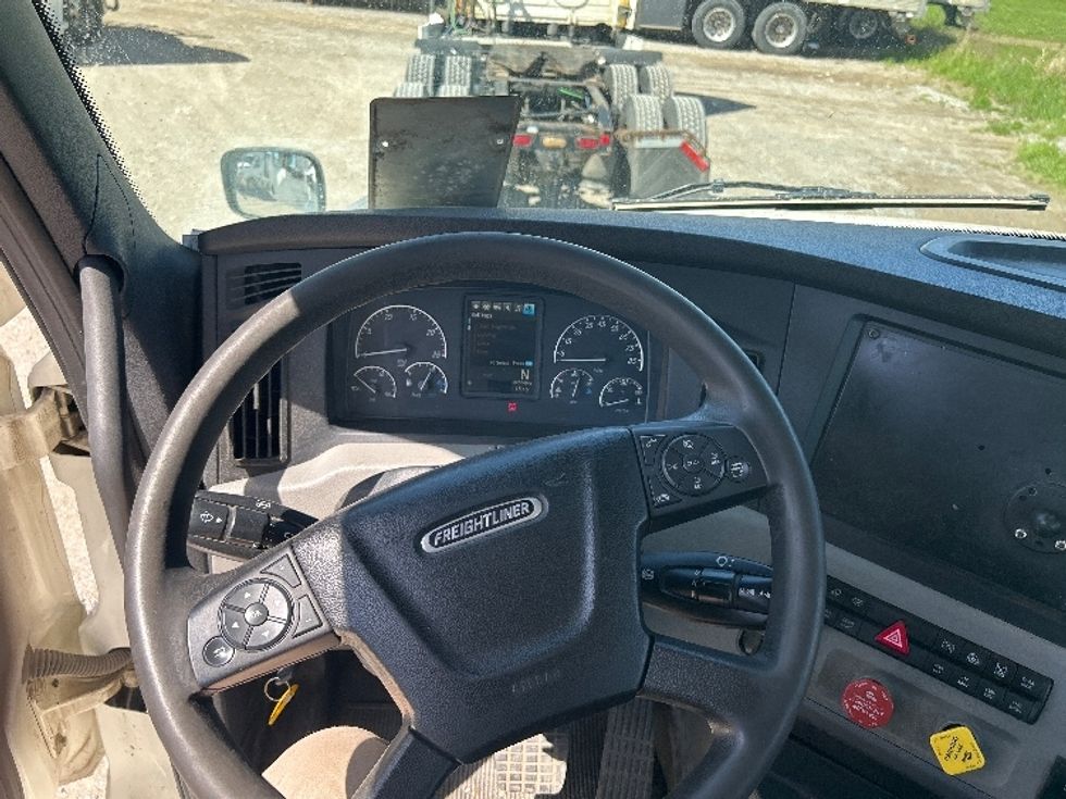 Day Cab Tractor-Heavy Duty Tractors-Freightliner-2021-T11664ST-Akron-OH-511,732\n\t\tmiles-$ 48,750 - Image 11