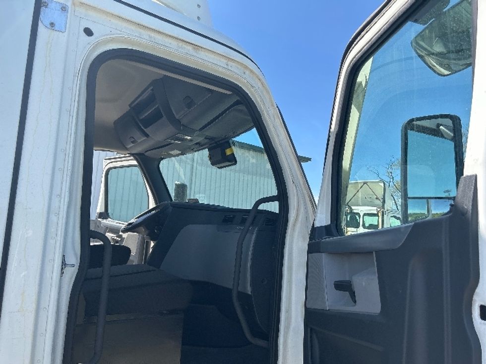 Day Cab Tractor-Heavy Duty Tractors-Freightliner-2021-T11664ST-Akron-OH-511,732\n\t\tmiles-$ 48,750 - Image 12