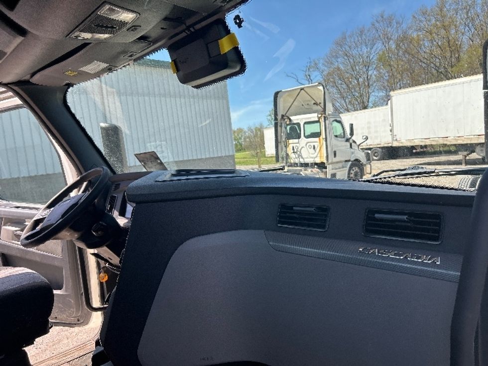 Day Cab Tractor-Heavy Duty Tractors-Freightliner-2021-T11664ST-Akron-OH-511,732\n\t\tmiles-$ 48,750 - Image 13