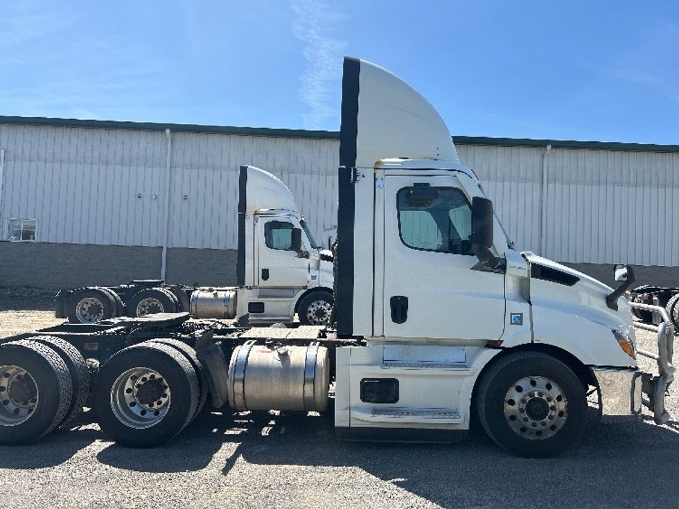 Day Cab Tractor-Heavy Duty Tractors-Freightliner-2021-T11664ST-Akron-OH-511,732\n\t\tmiles-$ 48,750 - Image 8