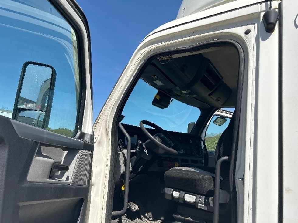 Day Cab Tractor-Heavy Duty Tractors-Freightliner-2021-T11664ST-Akron-OH-511,732\n\t\tmiles-$ 48,750 - Image 9