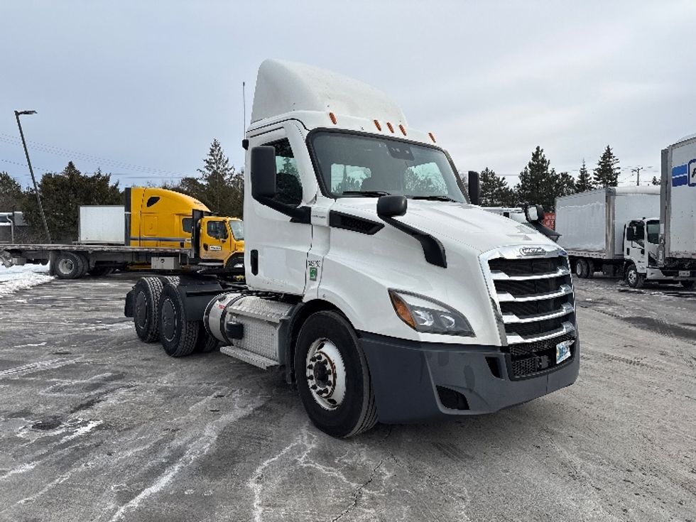 Day Cab Tractor-Heavy Duty Tractors-Freightliner-2021-T11664ST-Albany-NY-331,156\n\t\tmiles-$ 44,500 - Image 1