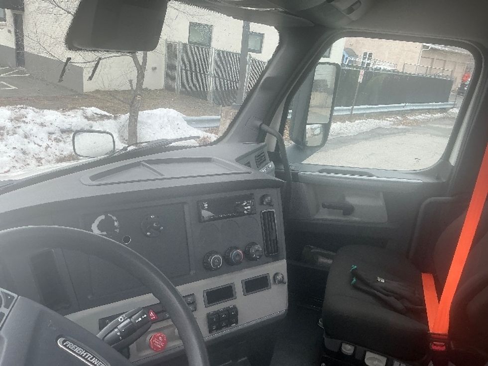 Day Cab Tractor-Heavy Duty Tractors-Freightliner-2021-T11664ST-Albany-NY-331,156\n\t\tmiles-$ 44,500 - Image 10