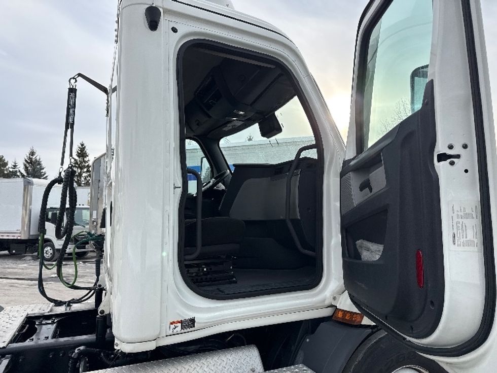 Day Cab Tractor-Heavy Duty Tractors-Freightliner-2021-T11664ST-Albany-NY-331,156\n\t\tmiles-$ 44,500 - Image 12
