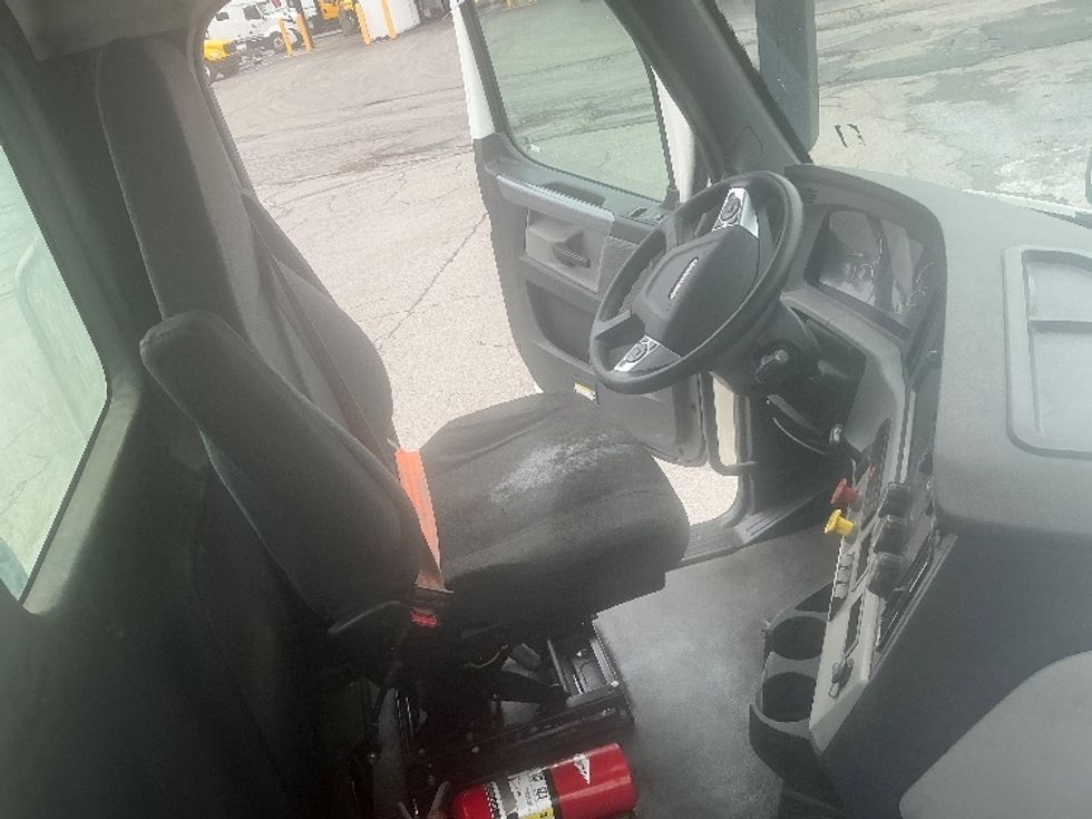 Day Cab Tractor-Heavy Duty Tractors-Freightliner-2021-T11664ST-Albany-NY-331,156\n\t\tmiles-$ 44,500 - Image 14