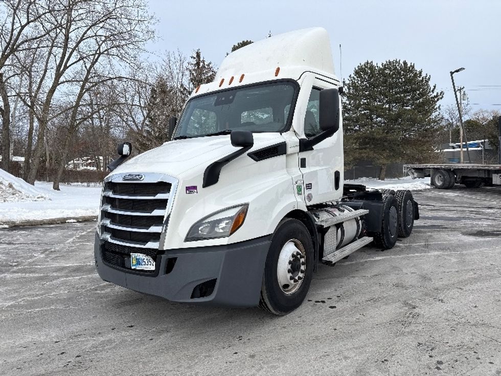 Day Cab Tractor-Heavy Duty Tractors-Freightliner-2021-T11664ST-Albany-NY-331,156\n\t\tmiles-$ 44,500 - Image 3