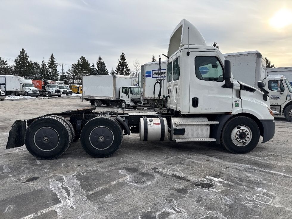 Day Cab Tractor-Heavy Duty Tractors-Freightliner-2021-T11664ST-Albany-NY-331,156\n\t\tmiles-$ 44,500 - Image 5