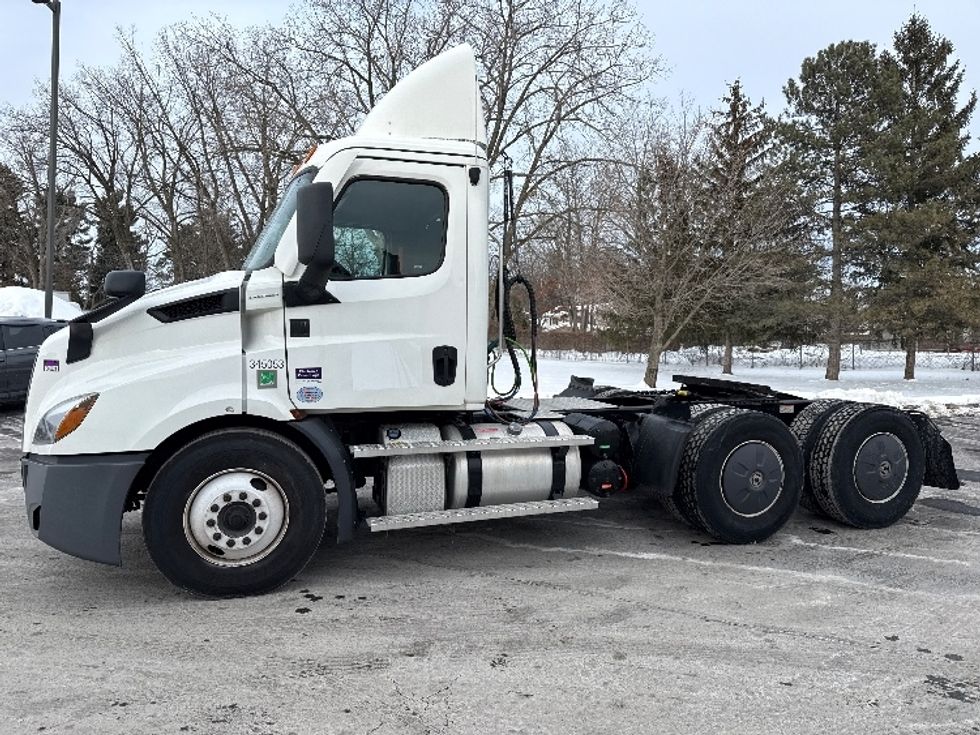 Day Cab Tractor-Heavy Duty Tractors-Freightliner-2021-T11664ST-Albany-NY-331,156\n\t\tmiles-$ 44,500 - Image 6