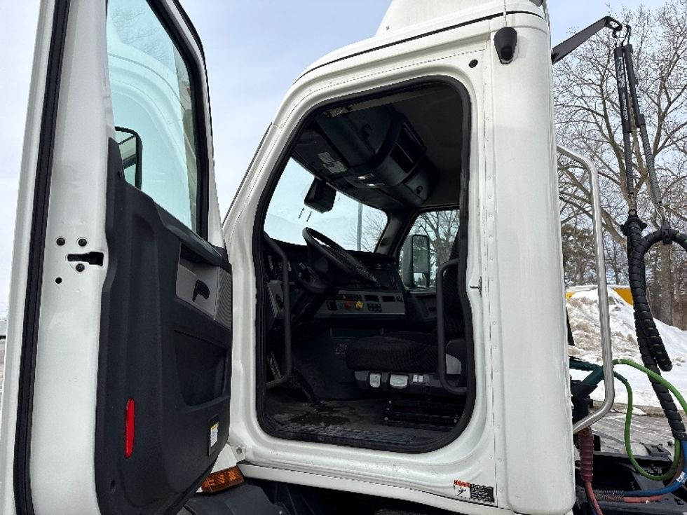 Day Cab Tractor-Heavy Duty Tractors-Freightliner-2021-T11664ST-Albany-NY-331,156\n\t\tmiles-$ 44,500 - Image 9