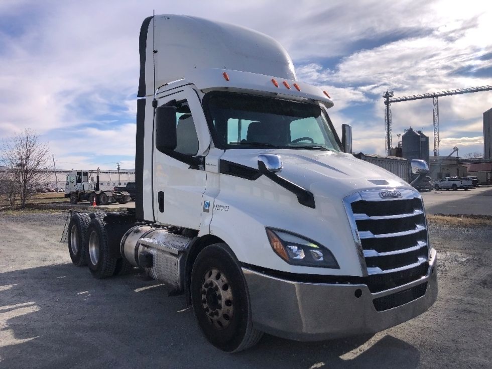 Day Cab Tractor-Heavy Duty Tractors-Freightliner-2021-T11664ST-Albany-NY-390,263\n\t\tmiles-$ 50,250 - Image 1