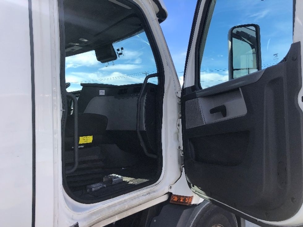 Day Cab Tractor-Heavy Duty Tractors-Freightliner-2021-T11664ST-Albany-NY-390,263\n\t\tmiles-$ 50,250 - Image 12