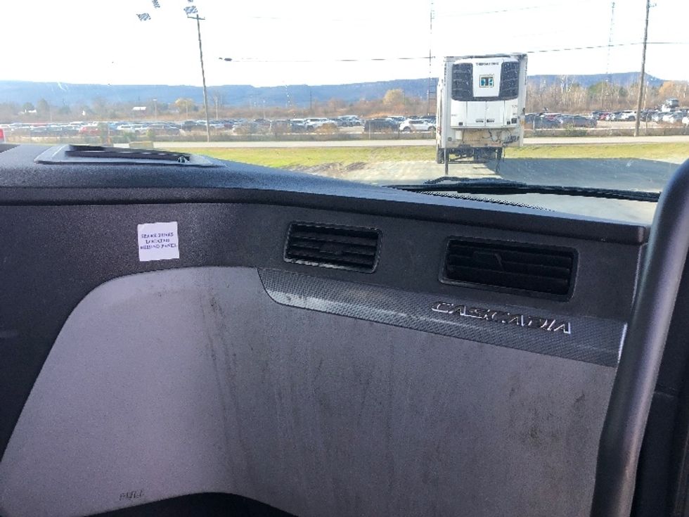 Day Cab Tractor-Heavy Duty Tractors-Freightliner-2021-T11664ST-Albany-NY-390,263\n\t\tmiles-$ 50,250 - Image 13