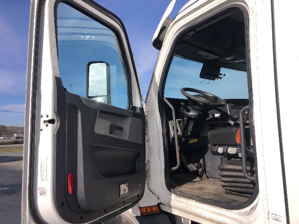 Day Cab Tractor-Heavy Duty Tractors-Freightliner-2021-T11664ST-Albany-NY-390,263\n\t\tmiles-$ 50,250 - Image 9