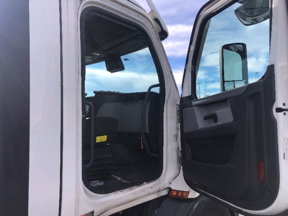 Day Cab Tractor-Heavy Duty Tractors-Freightliner-2021-T11664ST-Albany-NY-488,230\n\t\tmiles-$ 41,750 - Image 12