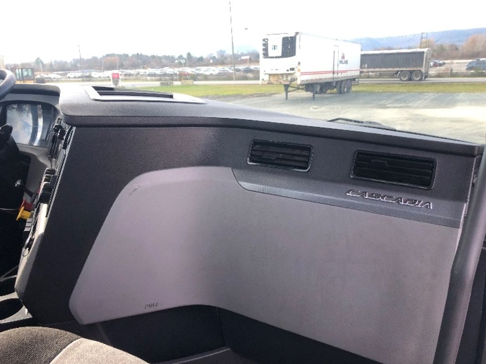 Day Cab Tractor-Heavy Duty Tractors-Freightliner-2021-T11664ST-Albany-NY-488,230\n\t\tmiles-$ 41,750 - Image 13