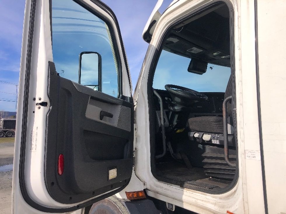 Day Cab Tractor-Heavy Duty Tractors-Freightliner-2021-T11664ST-Albany-NY-488,230\n\t\tmiles-$ 41,750 - Image 9