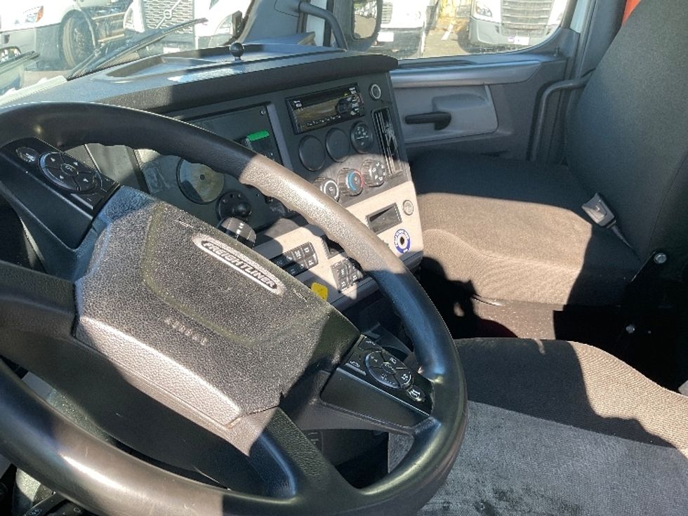 Day Cab Tractor-Heavy Duty Tractors-Freightliner-2021-T11664ST-Albany-NY-542,748\n\t\tmiles-$ 37,000 - Image 10