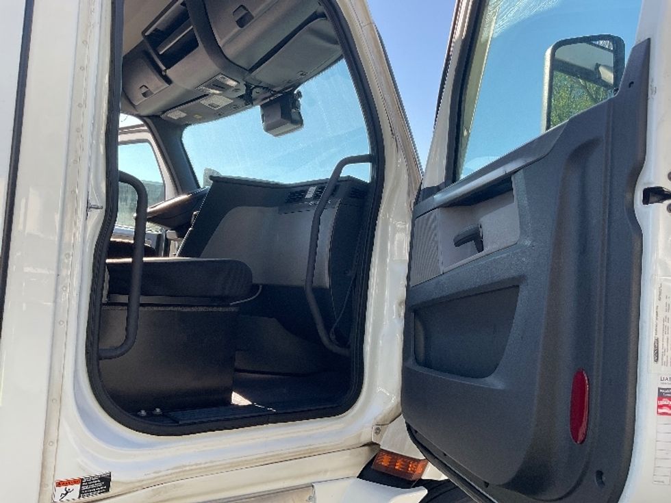 Day Cab Tractor-Heavy Duty Tractors-Freightliner-2021-T11664ST-Albany-NY-542,748\n\t\tmiles-$ 37,000 - Image 12