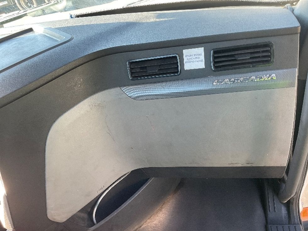 Day Cab Tractor-Heavy Duty Tractors-Freightliner-2021-T11664ST-Albany-NY-542,748\n\t\tmiles-$ 37,000 - Image 13