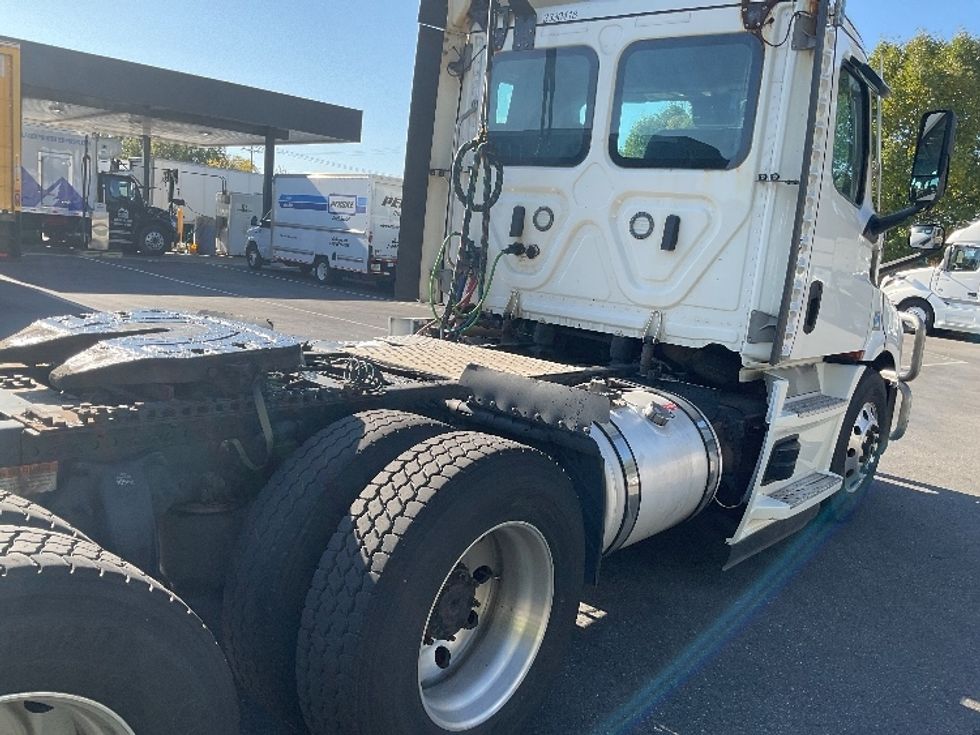 Day Cab Tractor-Heavy Duty Tractors-Freightliner-2021-T11664ST-Albany-NY-542,748\n\t\tmiles-$ 37,000 - Image 17
