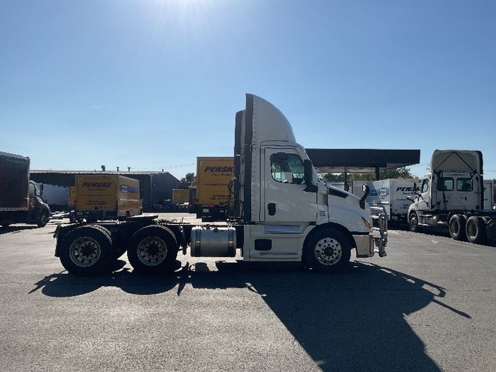 Day Cab Tractor-Heavy Duty Tractors-Freightliner-2021-T11664ST-Albany-NY-542,748\n\t\tmiles-$ 37,000 - Image 8