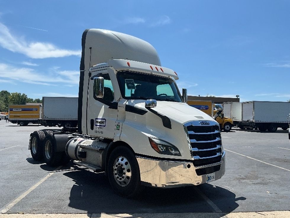 Day Cab Tractor-Heavy Duty Tractors-Freightliner-2021-T11664ST-Alexandria-VA-398,391\n\t\tmiles-$ 54,250 - Image 1