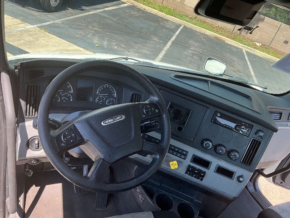 Day Cab Tractor-Heavy Duty Tractors-Freightliner-2021-T11664ST-Alexandria-VA-398,391\n\t\tmiles-$ 54,250 - Image 11