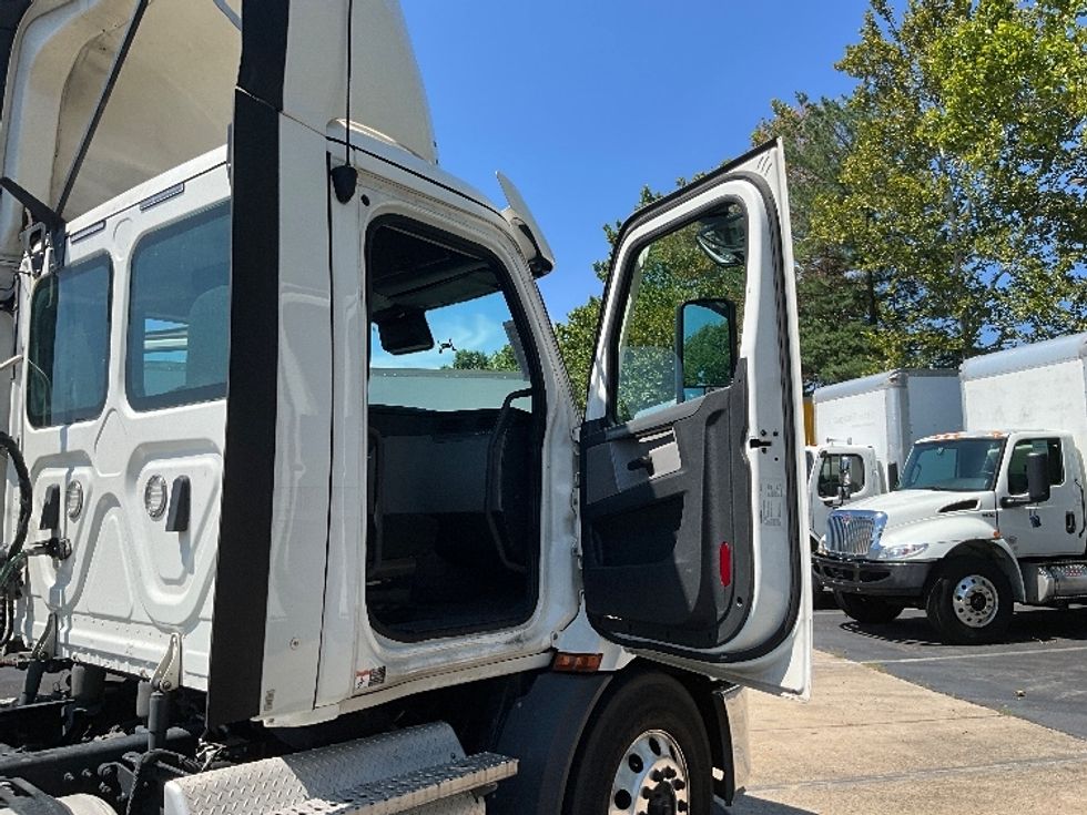 Day Cab Tractor-Heavy Duty Tractors-Freightliner-2021-T11664ST-Alexandria-VA-398,391\n\t\tmiles-$ 54,250 - Image 12