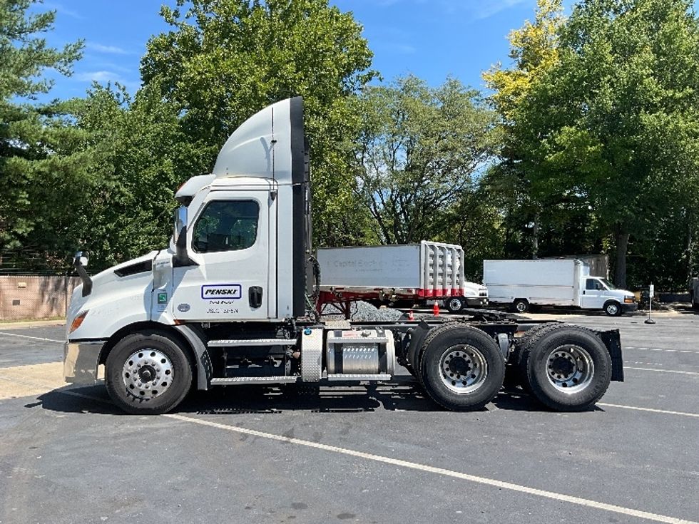Day Cab Tractor-Heavy Duty Tractors-Freightliner-2021-T11664ST-Alexandria-VA-398,391\n\t\tmiles-$ 54,250 - Image 4
