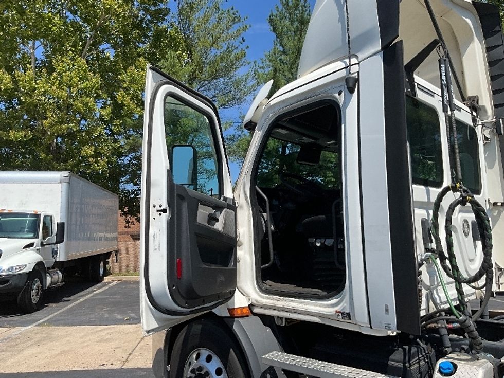 Day Cab Tractor-Heavy Duty Tractors-Freightliner-2021-T11664ST-Alexandria-VA-398,391\n\t\tmiles-$ 54,250 - Image 9