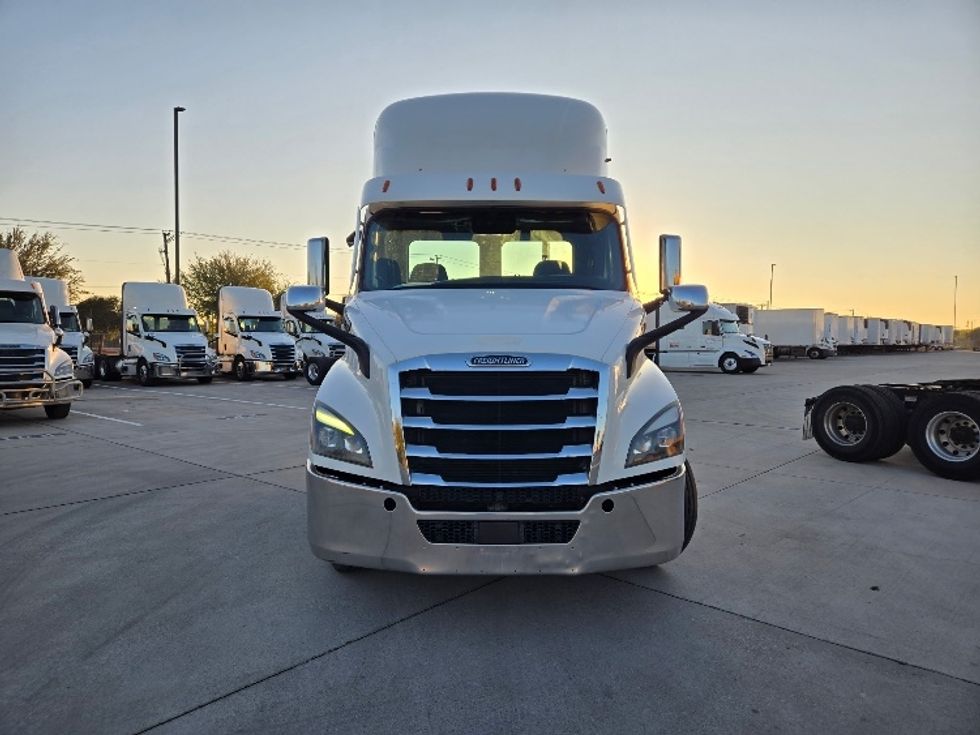 Day Cab Tractor-Heavy Duty Tractors-Freightliner-2021-T11664ST-Arlington-TX-411,774\n\t\tmiles-$ 57,500 - Image 2