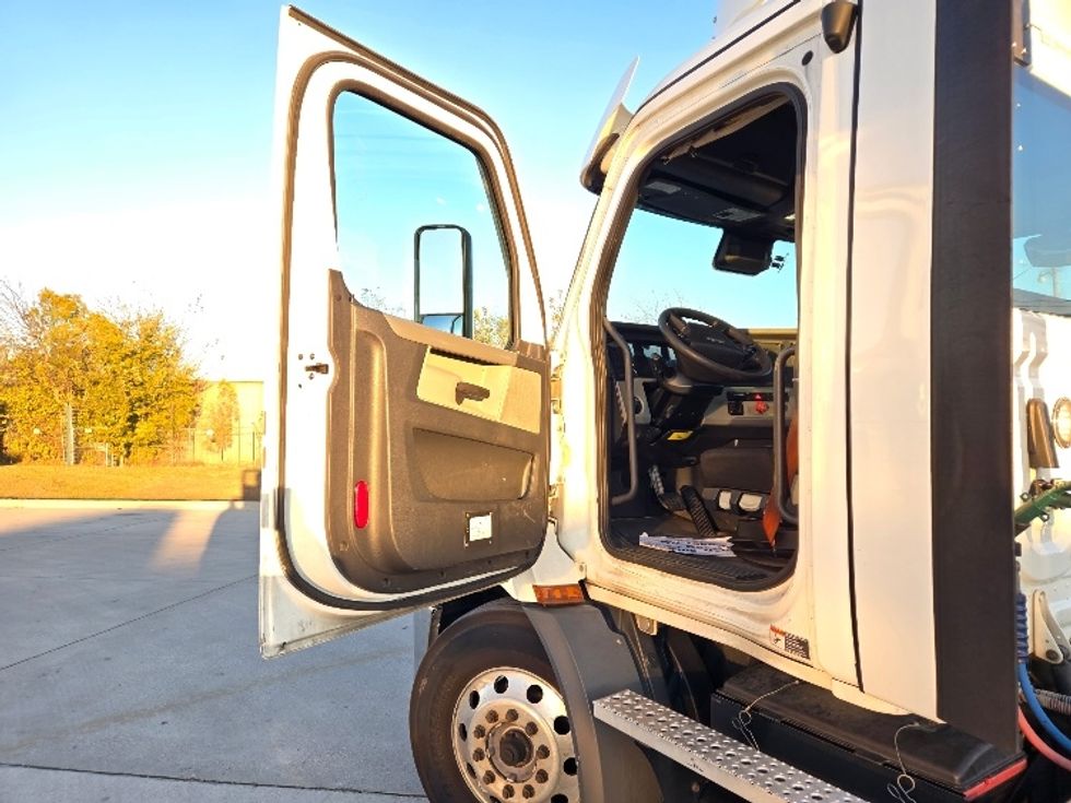 Day Cab Tractor-Heavy Duty Tractors-Freightliner-2021-T11664ST-Arlington-TX-411,774\n\t\tmiles-$ 57,500 - Image 9