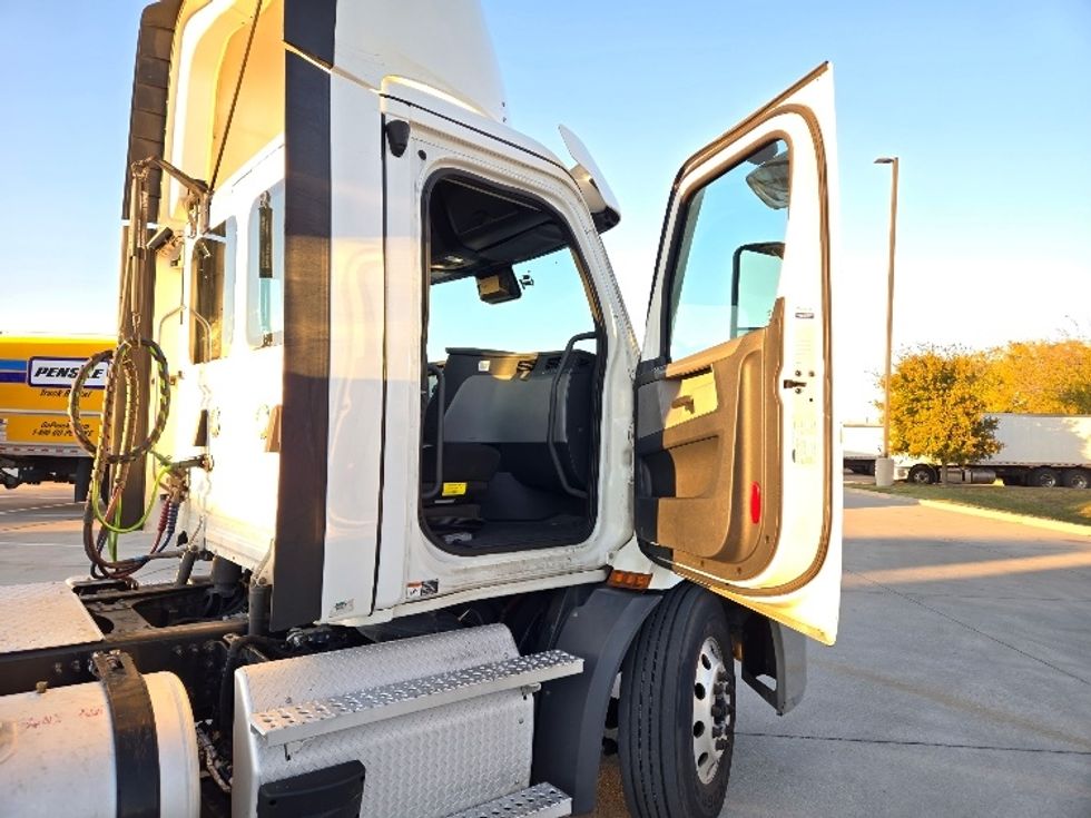 Day Cab Tractor-Heavy Duty Tractors-Freightliner-2021-T11664ST-Arlington-TX-412,080\n\t\tmiles-$ 58,500 - Image 12