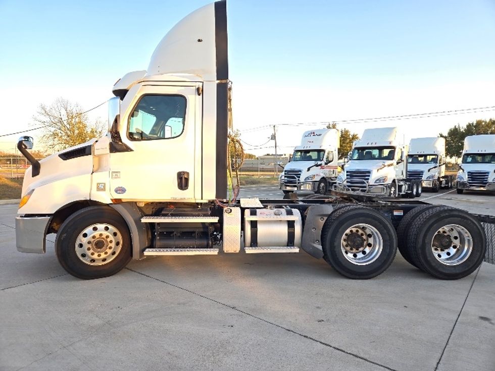 Day Cab Tractor-Heavy Duty Tractors-Freightliner-2021-T11664ST-Arlington-TX-412,080\n\t\tmiles-$ 58,500 - Image 4