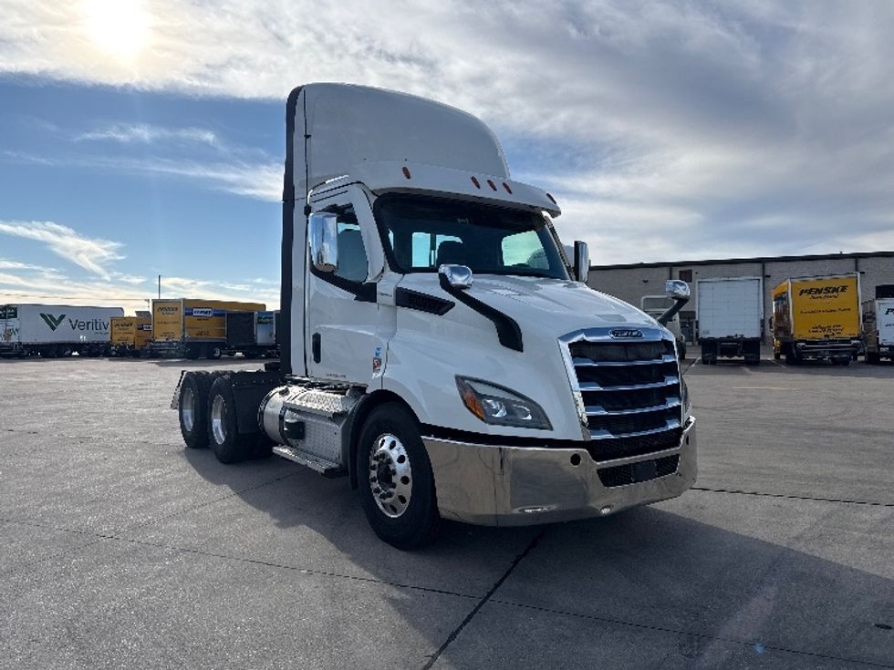 Day Cab Tractor-Heavy Duty Tractors-Freightliner-2021-T11664ST-Arlington-TX-423,084\n\t\tmiles-$ 57,500 - Image 1