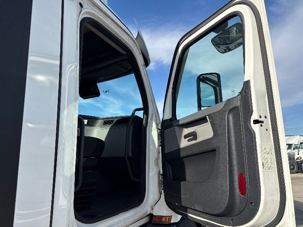 Day Cab Tractor-Heavy Duty Tractors-Freightliner-2021-T11664ST-Arlington-TX-423,084\n\t\tmiles-$ 57,500 - Image 12