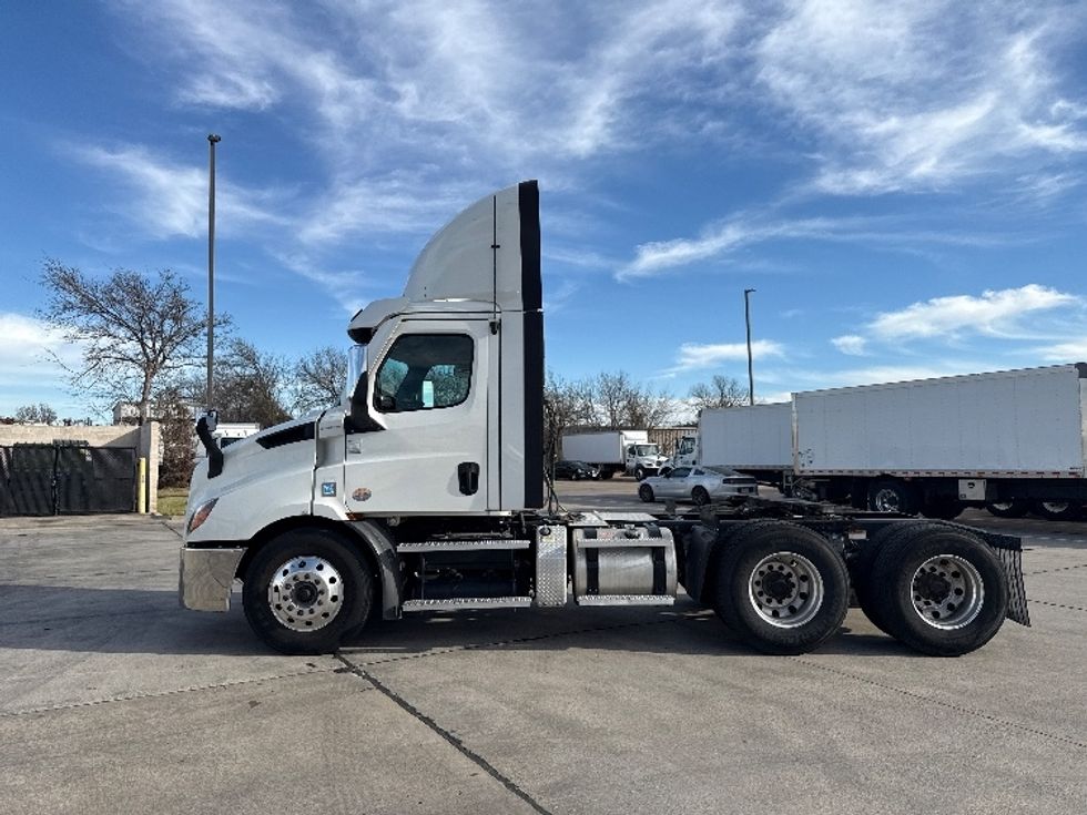 Day Cab Tractor-Heavy Duty Tractors-Freightliner-2021-T11664ST-Arlington-TX-423,084\n\t\tmiles-$ 57,500 - Image 4