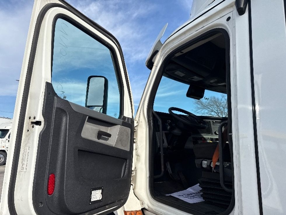Day Cab Tractor-Heavy Duty Tractors-Freightliner-2021-T11664ST-Arlington-TX-423,084\n\t\tmiles-$ 57,500 - Image 9