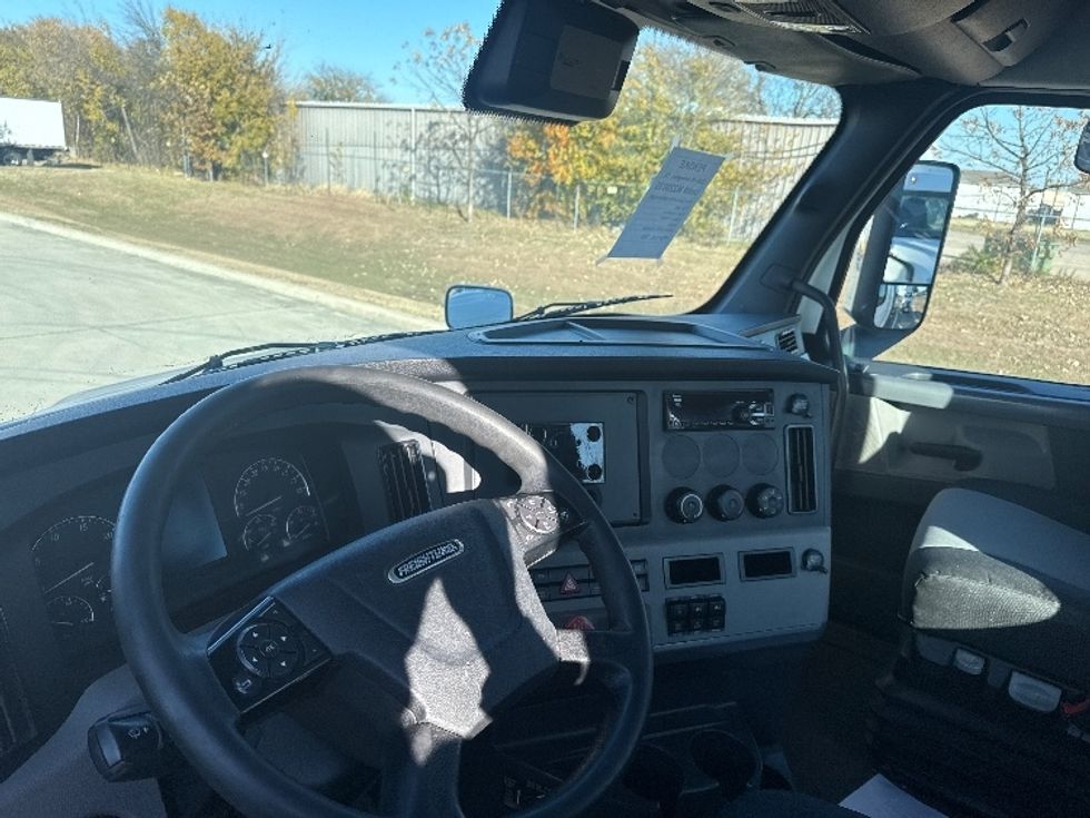 Day Cab Tractor-Heavy Duty Tractors-Freightliner-2021-T11664ST-Arlington-TX-440,537\n\t\tmiles-$ 55,250 - Image 10