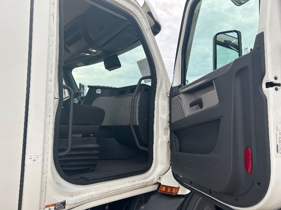 Day Cab Tractor-Heavy Duty Tractors-Freightliner-2021-T11664ST-Arlington-TX-440,537\n\t\tmiles-$ 55,250 - Image 12