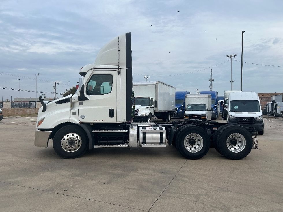 Day Cab Tractor-Heavy Duty Tractors-Freightliner-2021-T11664ST-Arlington-TX-440,537\n\t\tmiles-$ 55,250 - Image 4